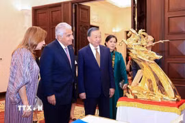 Tổng Bí thư, Chủ tịch nước Tô Lâm giới thiệu bức tượng Thánh Gióng với Tổng thống Cộng hoà Panama José Raúl Mulino và Phu nhân. (Ảnh: Tuấn Anh/TTXVN)