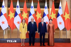 Tổng Bí thư, Chủ tịch nước Tô Lâm và Phu nhân cùng Tổng thống Cộng hòa Panama José Raúl Mulino và Phu nhân chụp ảnh chung. (Ảnh: Tuấn Anh/TTXVN.)