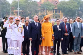 Nhà Vua Vương quốc Bỉ Philippe và Hoàng hậu Mathilde đến đặt vòng hoa và vào Lăng viếng Chủ tịch Hồ Chí Minh. (Ảnh: An Đăng/TTXVN)