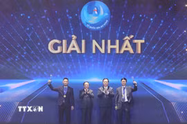 Trưởng Ban Tuyên giáo và Dân vận Trung ương Nguyễn Trọng Nghĩa, Đại tướng Trịnh Văn Quyết, Chủ nhiệm Tổng cục Chính trị Quân đội nhân dân Việt Nam trao giải Nhất cho các tác giả. (Ảnh: Phương Hoa/TTXVN)