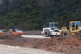 Công trường thi công dự án đường giao thông ở Quảng Ninh. (Ảnh: Văn Đức/TTXVN)