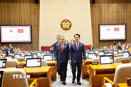 Chủ tịch Quốc hội Trần Thanh Mẫn cùng Chủ tịch Quốc hội Hàn Quốc Cho Jeong Sik tham quan phòng họp của Quốc hội Hàn Quốc. (Ảnh: Doãn Tấn/TTXVN)