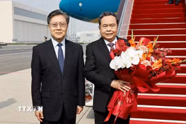 Ủy viên Trung ương Đảng, Phó Ủy viên trưởng Ủy ban Thường vụ Nhân đại Trung Quốc Vương Đông Minh đón Chủ tịch Quốc hội Trần Thanh Mẫn tại Sân bay quốc tế Bắc Kinh. (Ảnh: Doãn Tấn/TTXVN)