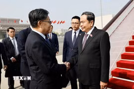 Ủy viên Trung ương Đảng, Phó Ủy viên trưởng Ủy ban Thường vụ Nhân đại Trung Quốc Vương Đông Minh đón Chủ tịch Quốc hội Trần Thanh Mẫn tại Sân bay quốc tế Bắc Kinh. (Ảnh: Doãn Tấn/TTXVN)