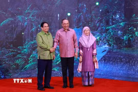 Thủ tướng Malaysia Anwar Ibrahim, Chủ tịch ASEAN 2025 và Phu nhân đón Thủ tướng Phạm Minh Chính. (Ảnh: Dương Giang/TTXVN)