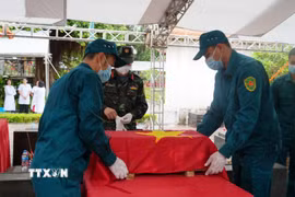 Công tác khai quật, lấy mẫu tại Nghĩa trang liệt sỹ Vĩnh Yên, phường Vĩnh Phúc, Phú Thọ được thực hiện chặt chẽ, đúng quy trình. (Ảnh: Nguyễn Thảo/TTXVN)
