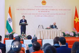 Thủ tướng Lê Minh Hưng phát biểu tại buổi gặp cán bộ, nhân viên Đại sứ quán Việt Nam tại Ấn Độ. (Ảnh: Dương Giang/TTXVN)