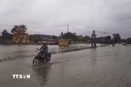 Nhiều tuyến đường ở làng Vĩnh An, phường Phong Dinh, thành phố Huế bị ngập lụt. (Ảnh: Văn Dũng/TTXVN)