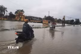 Nhiều tuyến đường ở làng Vĩnh An, phường Phong Dinh, thành phố Huế bị ngập lụt. (Ảnh: Văn Dũng/TTXVN)