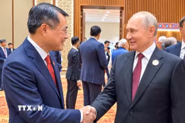 Thủ tướng Lê Minh Hưng gặp ngắn Tổng thống Liên bang Nga Vladimir Putin. (Ảnh: Dương Giang/TTXVN)