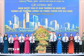 Lãnh đạo tỉnh Bắc Ninh tặng hoa chúc mừng phường Lương Tài. (Ảnh: Thái Hùng/TTXVN)