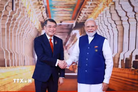 Thủ tướng Ấn Độ Narendra Modi đón Thủ tướng Lê Minh Hưng tham dự Hội nghị thượng đỉnh BRICS lần thứ 18. (Ảnh: Dương Giang/TTXVN)