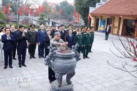 Tổng Bí thư Tô Lâm và đoàn công tác Trung ương dâng hương tại Nhà tưởng niệm Tổng Bí thư Nguyễn Văn Linh ở xã Nguyễn Văn Linh, tỉnh Hưng Yên. (Ảnh: Thống Nhất/TTXVN)