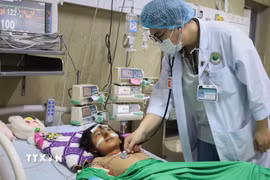 Tình trạng của bệnh nhi T.S.Th vẫn đang được các y, bác sỹ theo dõi sát sao. Dự kiến, nếu sức khỏe tiếp tục tiến triển tốt có thể được xuất viện sau khoảng 2 tuần tới. (Ảnh: Huỳnh Anh/TTXVN)