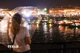 Khi phố lên đèn, những chiếc đèn lồng lung linh không chỉ thắp sáng không gian mà còn thắp lên cả "hồn cốt" hoài niệm của phố cổ. (Ảnh: Thanh Tùng/TTXVN)