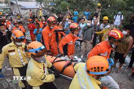 Lực lượng cứu hộ Trung Quốc cứu sống một thai phụ sau trận động đất tại Mandalay, Myanmar, ngày 31/3/2025. (Ảnh: THX/TTXVN)