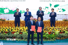Thủ tướng Phạm Minh Chính và Thủ tướng Lào Sonexay Siphandone chứng kiến trao biên bản hợp tác giữa doanh nghiệp hai nước. (Ảnh: Dương Giang/TTXVN)
