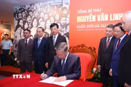 Tổng Bí thư Tô Lâm ghi Sổ cảm tưởng tại Triển lãm "Tổng Bí thư Nguyễn Văn Linh - Cuộc đời và sự nghiệp".(Ảnh: Văn Điệp/TTXVN)