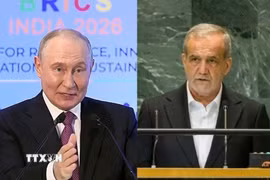 Tổng thống Nga Vladimir Putin (trái) và người đồng cấp Iran Masoud Pezeshkian. (Nguồn: THX-IRNA/TTXVN)