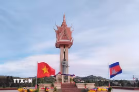 Đài Hữu nghị Việt Nam-Campuchia tại thành phố Sen Monorom, tỉnh Mondolkiri, cách thủ đô Phnom Penh khoảng 300km về phía Đông Bắc, giáp biên với tỉnh Đắk Nông và Đắk Lắk, Tây Nguyên của Việt Nam. (Ảnh: TTXVN)