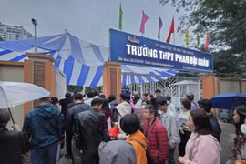 Phụ huynh xếp hàng trước cổng trường Phan Bội Châu. (Nguồn: An ninh thủ đô)