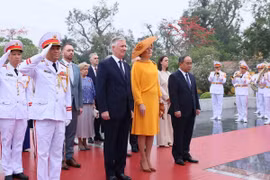 Nhà vua Vương quốc Bỉ Philippe và Hoàng hậu tưởng niệm các Anh hùng liệt sỹ. (Ảnh: An Đăng/TTXVN)