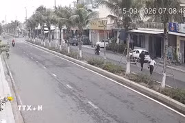 Các đối tượng lên xe bỏ chạy sau khi thực hiện hành vi lấy trộm vàng bất thành. (Ảnh: TTXVN phát)