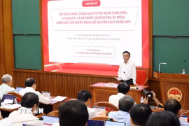 Thường trực Ban Bí thư Trần Cẩm Tú truyền đạt chuyên đề bồi dưỡng kiến thức đối với Ủy viên Trung ương Đảng khóa XIV. (Ảnh: Phương Hoa/TTXVN)