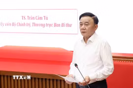 Thường trực Ban Bí thư Trần Cẩm Tú truyền đạt chuyên đề bồi dưỡng kiến thức đối với Ủy viên Trung ương Đảng khóa XIV. (Ảnh: Phương Hoa/TTXVN)
