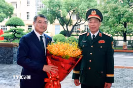 Thượng tướng, Phó Giáo sư, Tiến sĩ Trần Việt Khoa, Giám đốc Học viện Quốc phòng đón Thủ tướng Lê Minh Hưng đến dự Lễ Khai giảng các khóa năm học 2026-2027 của Học viện Quốc phòng. (Ảnh: Dương Giang/TTXVN)