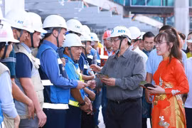 Thủ tướng Phạm Minh Chính chúc Tết công nhân đang thi công dự án Nhà ga hành khách T3 - Cảng hàng không quốc tế Tân Sơn Nhất. (Ảnh: Dương Giang/TTXVN)