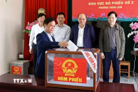 Tỉnh Hưng Yên vận hành thử quy trình bỏ phiếu bầu cử. (Ảnh: Mạnh Khánh/TTXVN)
