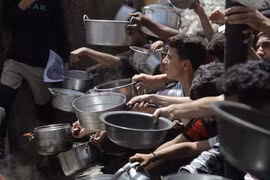 Người dân Palestine chờ được phát thực phẩm cứu trợ tại trại tị nạn Jabalia, Dải Gaza. (Ảnh: THX/TTXVN)