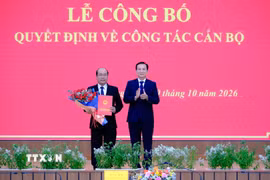 Ủy viên Trung ương Đảng, Chủ tịch UBND tỉnh Hồ Văn Mười trao Quyết định bổ nhiệm ông Cao Sơn Dũng, Tỉnh ủy viên, quyền Giám đốc Sở Xây dựng giữ chức vụ Giám đốc Sở Xây dựng. (Ảnh Chu Quốc Hùng/TTXVN)