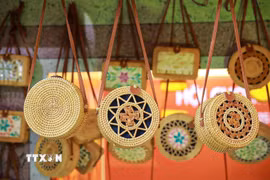Sản phẩm mây tre tại gian hàng làng nghề thủ công truyền thống tại không gian "Tinh hoa thu Hà Nội". (Ảnh: Khánh Hòa/TTXVN)