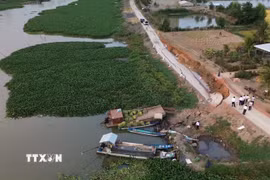 Quang cảnh sụt lún đất tại tuyến đê bao sông Lò Gạch, thuộc xã Vĩnh Hưng, tỉnh Tây Ninh. (Ảnh: Thanh Bình/TTXVN)