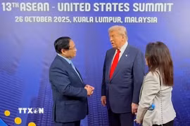 Thủ tướng Phạm Minh Chính gặp Tổng thống Hoa Kỳ Donald Trump tại Hội nghị Cấp cao ASEAN-Hoa Kỳ lần thứ 13. (Ảnh: TTXVN phát)