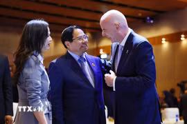Thủ tướng Phạm Minh Chính và Chủ tịch Liên đoàn Bóng đá thế giới (FIFA) Gianni Infantino. (Ảnh: Dương Giang/TTXVN)