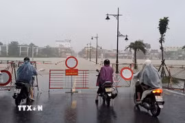 Lũ lên trên báo động 2 gây ngập Đập Đá bờ Nam sông Hương, thành phố Huế. (Ảnh: Nguyên Lý/TTXVN)