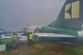 Nigeria: Máy bay trượt khỏi đường băng lao vào bụi cây, 68 hành khách thoát nạn