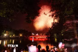 Màn pháo hoa tại khu vực Hồ Gươm. (Ảnh: Hoàng Hiếu/ TTXVN)
