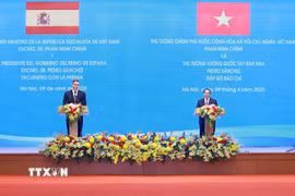 Thủ tướng Phạm Minh Chính và Thủ tướng Tây Ban Nha Pedro Sánchez tại buổi gặp gỡ báo chí. (Ảnh: Dương Giang/TTXVN)
