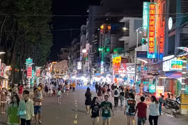 Không gian đắc địa với nhiều hoạt động phong phú tại tuyến phố đi bộ Ninh Kiều. (Ảnh tư liệu: Ánh Tuyết/TTXVN)