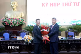 Chủ tịch UBND tỉnh Hưng Yên Nguyễn Mạnh Quyền tặng hoa chúc mừng ông Phạm Bảo Sơn. (Ảnh: Thế Duyệt/TTXVN)