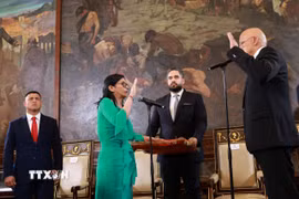 Phó Tổng thống Venezuela Delcy Rodriguez (thứ 2 bên trái) tuyên thệ nhậm chức Tổng thống lâm thời, tại Caracas ngày 5/1/2026. (Ảnh: AA/TTXVN)