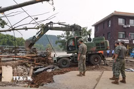 Tuyến đường bị hư hại do mưa lũ tại Trung Quốc. (Ảnh: THX/TTXVN)