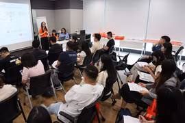 Các nhà bán thể hiện sự quan tâm đến chương trình xuất khẩu trực tuyến của Shopee, dành thời gian ghi chú nội dung xuyên suốt buổi chia sẻ.