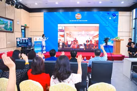 Chương trình được tổ chức theo hình thức trực tiếp kết hợp trực tuyến đến các điểm cầu. (Nguồn: thieunien.vn)