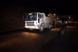 Thảm bê tông nhựa mặt đường cao tốc cửa khẩu Hữu Nghị-Chi Lăng, đoạn qua địa bàn phường Đông Kinh, tỉnh Lạng Sơn, đêm 5/5/2026. (Ảnh: Văn Đạt/TTXVN)
