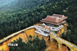 Lễ cung nghinh Tôn tượng Tam Tổ Trúc Lâm từ chốn Tổ chùa Vĩnh Nghiêm lên chùa Thượng Tây Yên Tử, thuộc Khu di tích danh thắng Tây Yên Tử (tỉnh Bắc Ninh). Tây Yên Tử là nơi có hệ thống các chùa tháp, di tích cùng sự kỳ vĩ của rừng, núi liên quan đến sự hình thành thiền phái Trúc Lâm Yên Tử thời Trần. (Ảnh: Thành Đạt/TTXVN)